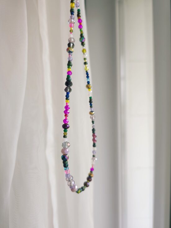 Raibi savērtas sīko kristāliņu un pērlīšu krelles